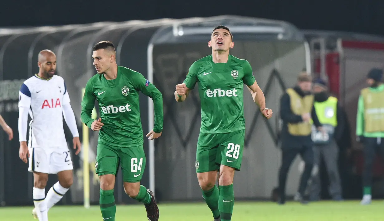 Penyerang Ludogorets Razgrad, Claudiu-Andrei Keseru  berselebrasi usai mencetak gol ke gawang Tottenham Hotspur pada pertandingan grup J Liga Europa di Stadion Huvepharma Arena, Razgrad, Bulgaria (5/11/2020). Tottenham menang 3-1 atas Ludogorets Razgrad. (AFP/Nikolay Doychinov)