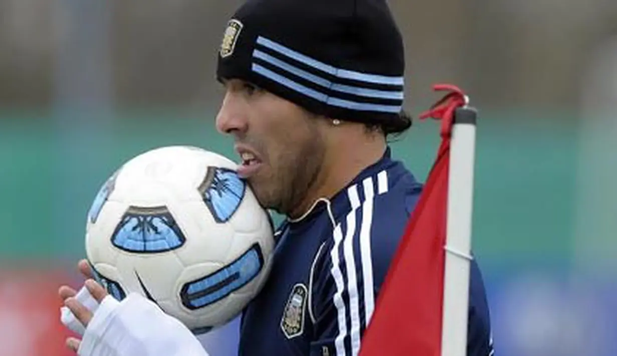 Carlos Tevez menjalani sesi latihan bersama Timnas Argentina di Buenos Aires, 17 Juni 2011, jelang Copa America. (AFP PHOTO/Juan Mabromata)