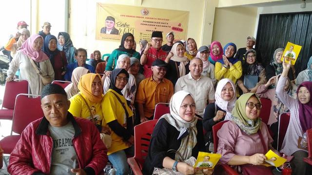 Musyawarah Kekeluargaan Gotong Royong (MKGR) menggelar aksi sosial pemeriksaan mata dan pembagian kacamata gratis di Posko Pemenangan Bang Zaki Jakarta Selatan.