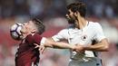Pemain AS Roma, Federico Fazio (kanan) berusahan menghadang pemain Torino, Andrea Belotti pada lanjutan Serie A Italia di Stadion "Grande Torino" (Olimpico), Turin (25/9/2016). (AFP/Marco Bertorello)