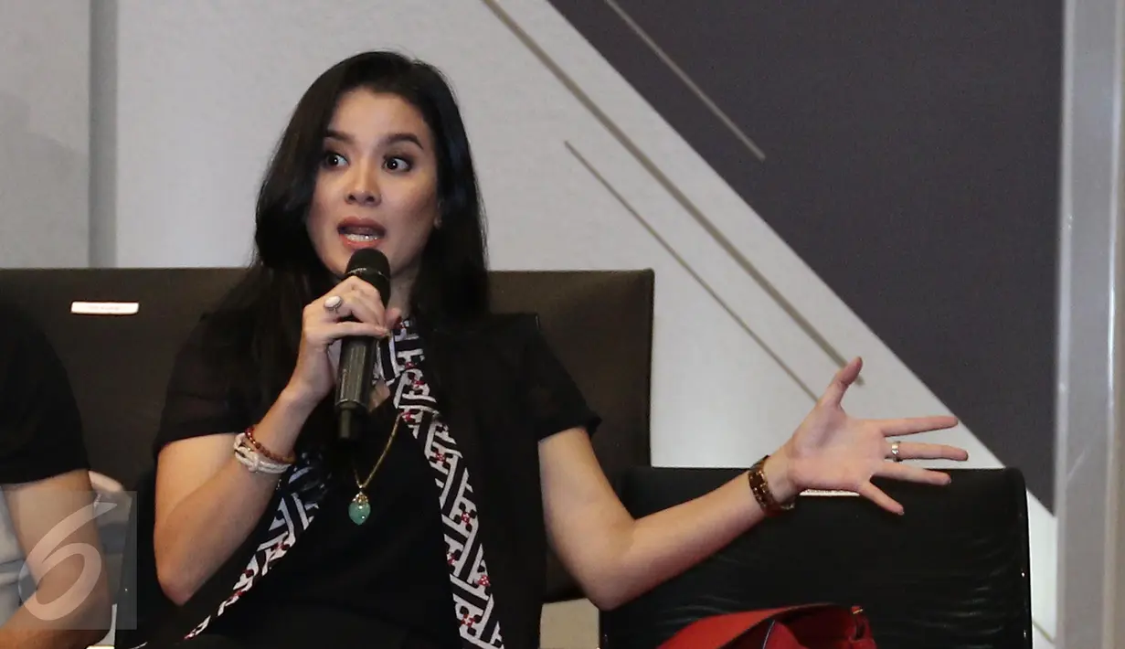 Aktris, Marcella Zalianty saat menghadiri jumpa press Indonesia Box Office Movie Awards 2017 di SCTV tower, Jakarta, Senin (20/03). Nantinya IBOMA akan hadir dengan perubahan istemewa mulai dari kategori hingga juri. (Liputan6.com/Herman Zakharia)
