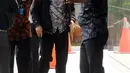 Bupati Bengkulu Selatan Dirwan Mahmud dikawal petugas saat tiba di gedung KPK, Jakarta (15/5). Dalam OTT tersebut, KPK menangkap empat orang termasuk Dirwan, istri, keponakan dan satu kalangan swasta. (Merdeka.com/Dwi Narwoko)
