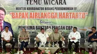 Menko Bidang Perekonomian Airlangga Hartarto menemui warga yang merupakan penerima bantuan pangan di wilayah Indramayu, Jawa Barat, Rabu (24/1/2024). (Liputan6.com/ Nanda Perdana Putra)