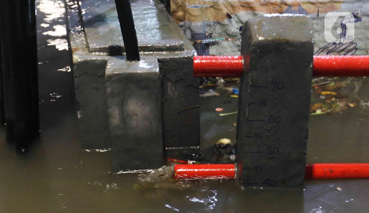 Kondisi banjir yang melanda Jalan Bangka, Jakarta, Rabu (4/1/2023). Hujan deras yang terjadi pada Rabu sore membuat Kali Mampang meluap hingga menyebabkan banjir di kawasan tersebut dengan ketinggian bervariasi mulai dari 40 hingga 60 cm. (Liputan6.com/Herman Zakharia)