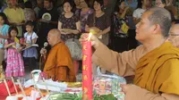 Umat Buddha di Mojokerto doakan korban konflik Rohingnya (Liputan6.com / Dian Kurniawan)