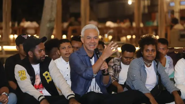 Calon Presiden Ganjar Pranowo berdiskusi dengan kelompok Gen Z & Milenial di Jayapura, Papua, Selasa (21/11/2023) malam (Istimewa)
