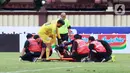 Kiper Arema FC, Adilson Maringa, membantu mengangkat pemain PSM Makassar ke tandu pada laga BRI Liga 1 di Stadion PTIK, Jakarta, Sabtu (4/2/2023). PSM Makassar menang dengan skor 1-0. (Bola.com/M Iqbal Ichsan)