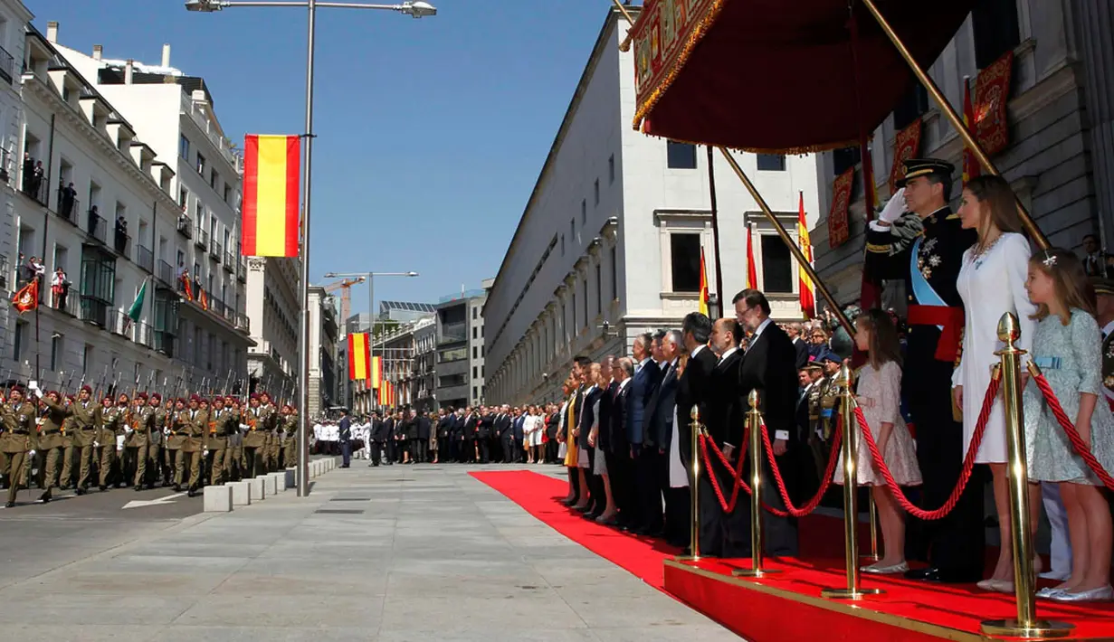 Raja Spanyol, Filipe VI bersama Rat Letizia menerima penghormatan militer di luar gedung kongres usai upacara pengambilan sumpah jabatan, Madrid, (19/6/2014). (REUTERS/Sergio Barrenechea)