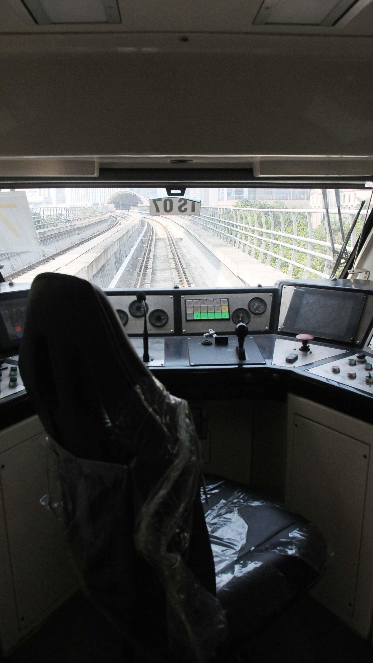 Untuk target jumlah penumpang LRT sehari maksimal 600 penumpang undangan. Transaksi dapat dilakukan menggunakan Kartu Uang Elektronik (KUE) dari berbagai macam bank penyedia jasa layanan uang elektronik.