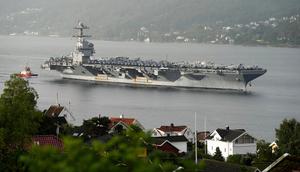 USS Gerald R. Ford, kapal induk milik Angkatan Laut Amerika Serikat, melintasi perairan Drobak menuju Oslofjord di Norwegia, 12 September 2025. (Dok. Lise Aaserud/NTB Scanpix via AP)