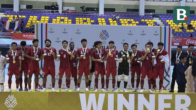 Timna futsal putra Indonesia merengkuh medali emas pada SEA Games 2025 di Thailand, Jumat (19/12/2025). Indonesia menyabet emas setelah melibas Thailand 6-1 di laga terakhir. (Bola.com/M. Adi Yaksa)