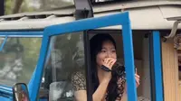 Kim Go Eun Bagikan Momen Syuting Iklan di Garut, Disambut Tari Jaipongan hingga Rekam Ritual Perdukunan
