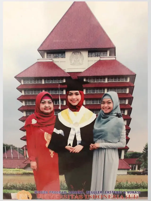 Wisuda Oki Setiana Dewi