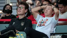 Ekspresi kecewa mantan pelatih Timnas Indonesia, Shin Tae-yong saat nonton bareng ketika Skuad Garuda kebobolan gol oleh Australia dalam laga lanjutan Putaran Ketiga Kualifikasi Piala Dunia 2026 di daerah sekitar Setiabudi, Jakarta Pusat, Kamis (20/03/2025) sore WIB. (Bola.com/Bagaskara Lazuardi)