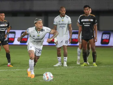 Ekspresi pemain Persib Bandung, Ciro Alves, saat melepaskan tendangan penalti ke gawang Dewa United pada laga BRI Liga 1 di Stadion Indomilk Arena, Tangerang, Minggu (26/11/2023). (Bola.com/M Iqbal Ichsan)