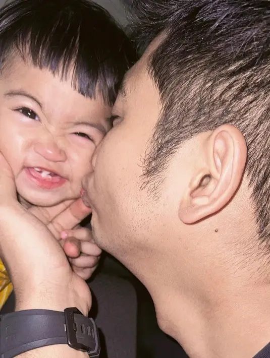 Teuku Ryan bahkan tak malu menemani sang anak berlibur di playground. Tidak heran jika Ryan sering disebut hot daddy oleh netizen.
