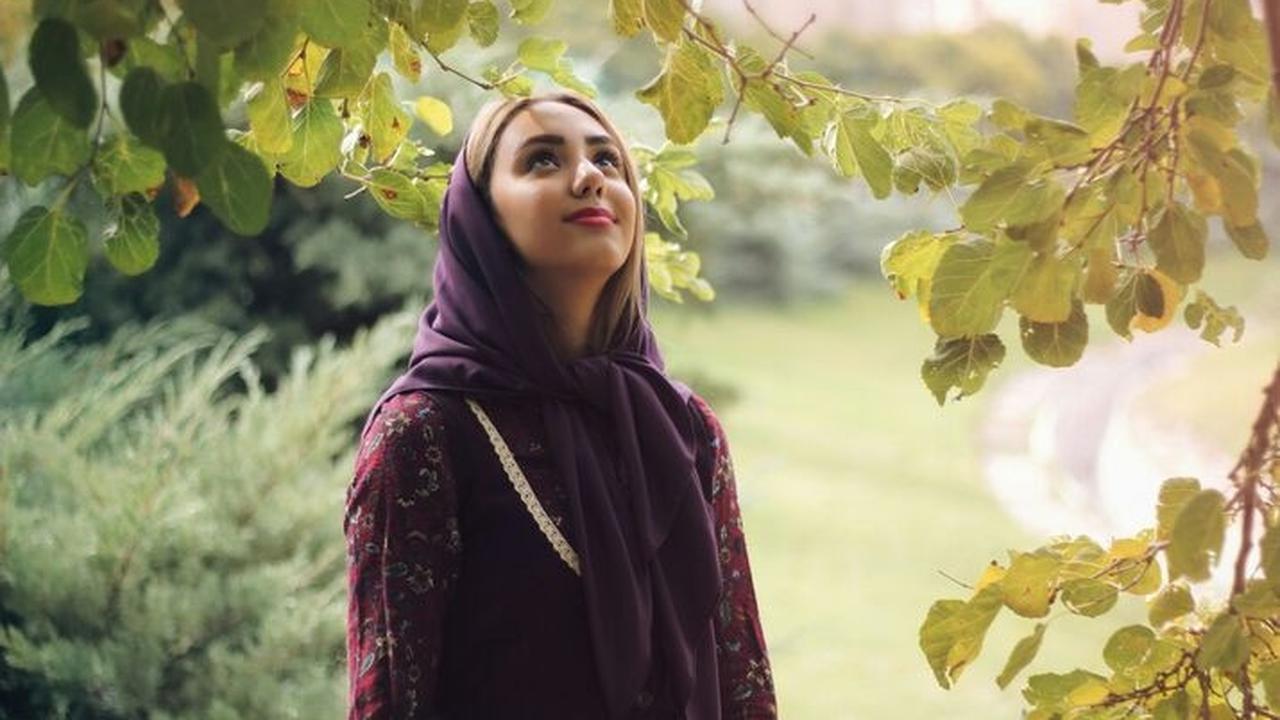 5 Model Baju Lebaran Warna Burgundy yang Jadi Tren di Tahun 2025, Simple Tapi Elegan