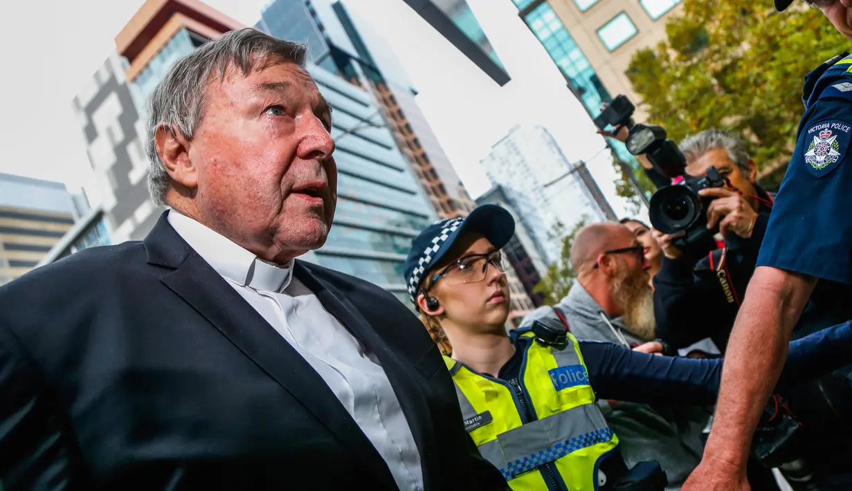Kardinal George Pell saat akan menjalani sidang dugaan pelecehan seksual di Melbourne, Rabu (2/4). Hakim Belinda Wallington memutuskan Pell akan diadili dalam beberapa dakwaan, namun dibebaskan dari dakwaan lainnya. (AP Photo/Asanka Brendon Ratnayake)