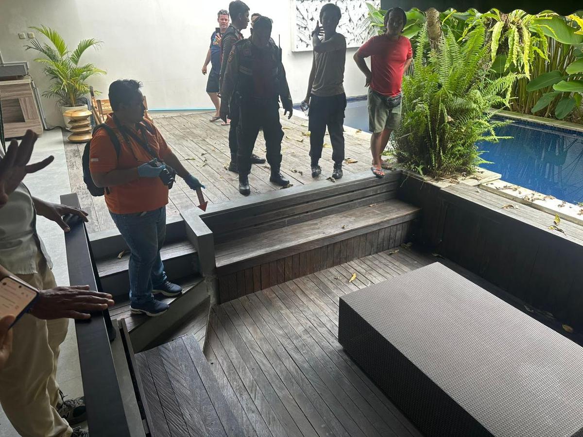 TKP tempat korban tewas di vila, Kamis (25/9).