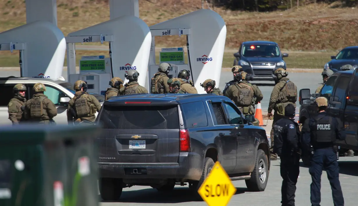 Petugas Polisi Mounted Royal Kanada saat menangkap tersangka di sebuah pom bensin di Enfield, Nova Scotia, Minggu (19/4/2020). Seorang pria bersenjata menewaskan lebih dari 10 orang dalam aksinya, termasuk seorang polisi wanita. (Tim Krochak/The Canadian Press via AP)