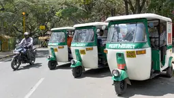 Sejumlah Bajaj 'Eleric-Auto' saat terparkir di Bangalore, India, Sabtu (5/3). Di India 20 persen masyarakatnya menggunakan transportasi umum untuk berpergian dan Bajaj 'Eleric-Auto' salah satunya. MANJUNATH KIRAN / AFP)
