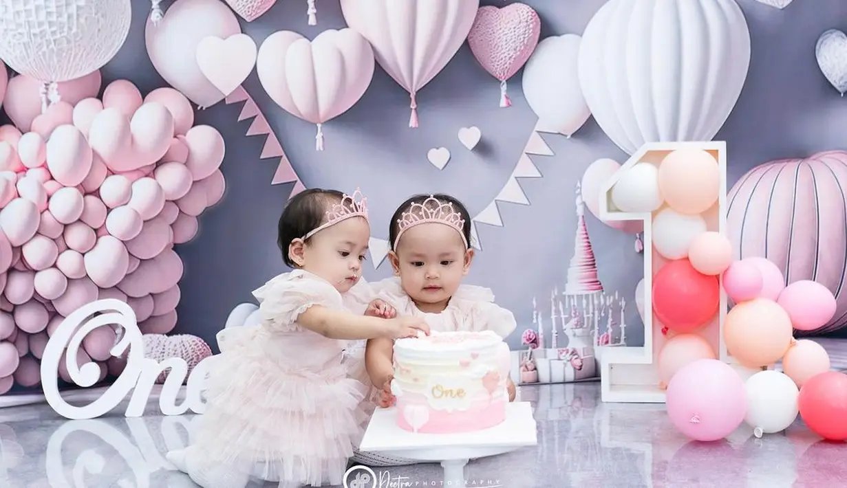 Kue tart yang tadinya berada di meja kecil pun jatuh. Alma dan Alsha tidak sengaja menjatuhkan kue tart yang ada dihadapan mereka. [Instagram/anisarahma_12]