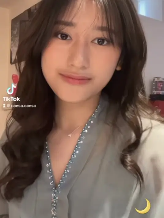 Amanda Caesa yang sedang berkuliah di Inggris pun harus merayakan lebaran jauh dari keluarga. Ia tampil mengenakan kaftan warna sagenya. Credit: Instagram  (@amandacaesaa)