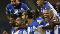 Gelandang FC Porto, Jesus Corona, merayakan gol yang dicetaknya ke gawang Maritimo pada laga lanjutan Liga Portugal di Dragao Stadium, Porto, Kamis (10/6/2020) waktu setempat. Porto menang tipis 1-0 atas Maritimo. (AFP/Jose Coelho/Pool)