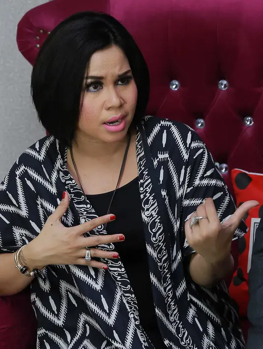 "Tetap dong. Tapi seksi kan bukan berarti harus yang blar (terbuka). Suami kita kan ingin lihat kita tetap cantik. Kalau enggak, nanti dia lirik cewek yang enggak hamil," ujar ibu yang akan segera memiliki dua anak ini. (Galih W. Satria/Bintang.com)