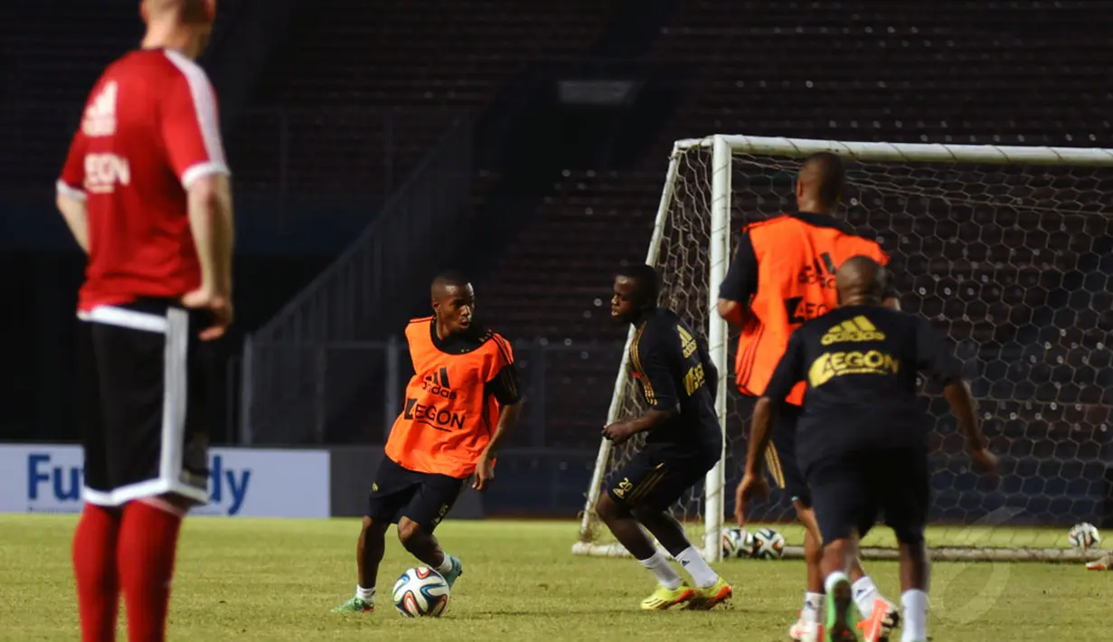 Salah satu staff pelatih Ajax Amsterdam memantau langsung sesi latihan yang dilakukan di Stadion GBK Jakarta, Minggu (10/5/2014). (Liputan6.com/Helmi Fithriansyah)