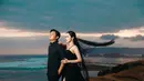 Konsep elegan diusung keduanya saat menjalani pemotretan di pantai. Keduanya pun tampil serasi dengan outfit serba hitam. [Instagram/bellabonita_r.a]