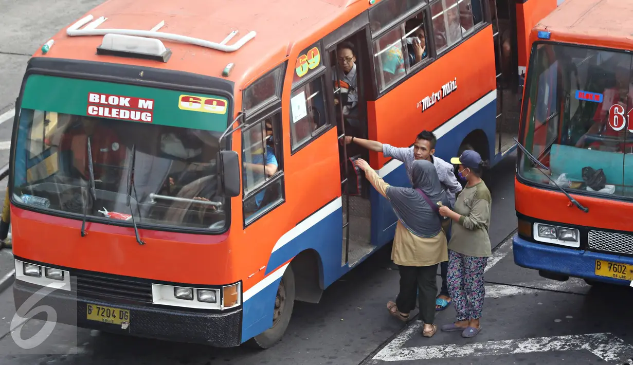 Kondektur merayu penumpang untuk naik ke mobilnya Terminal Blok M, Jakarta, Senin (11/4). Gubernur Ahok akan menindak tegas angkutan umum yang belum menurunkan tarifnya sesuai aturan yang berlaku. (Liputan6.com/Immanuel Antonius)