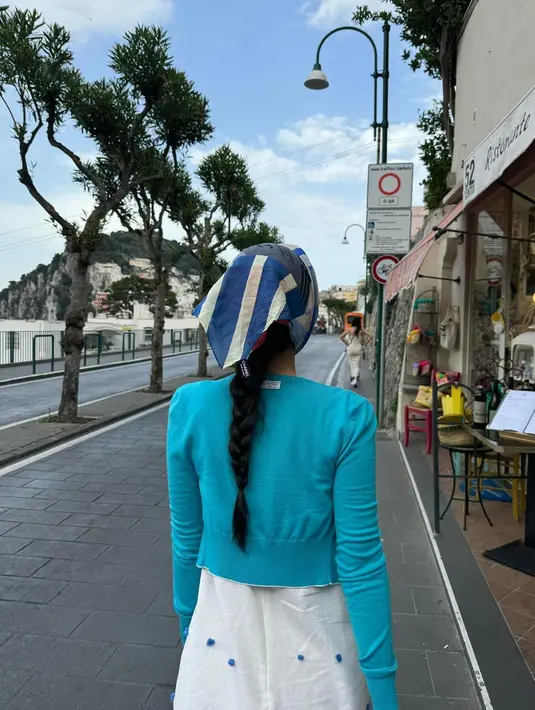 Ia mengenakan mini dress putih yang ditumpuknya dengan cardigan hijau. [Foto: Instagram/jennierubyjane]