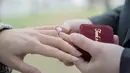 Cincin tunangan yang memiliki value mendekati 2 milyar Rupiah ini dikurasi khusus untuk Luna Maya sesuai dengan permintaan Maxime Bouttier sebagai tanda komitmen mendalamnya, demi sesuatu yang lebih bermakna. [Foto: Instagram/ derai.studio]