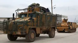 Pasukan lapis baja Turki (APC) saat melintasi perbatasan Bab al-Salamah antara Suriah dan Turki di utara provinsi Aleppo (21/1). Turki mengirim pasukannya ke perbatasan Suriah untuk mengusir Unit Perlindungan Rakyat Kurdi (YPG). (AFP/ Nazeer al-Khatib)