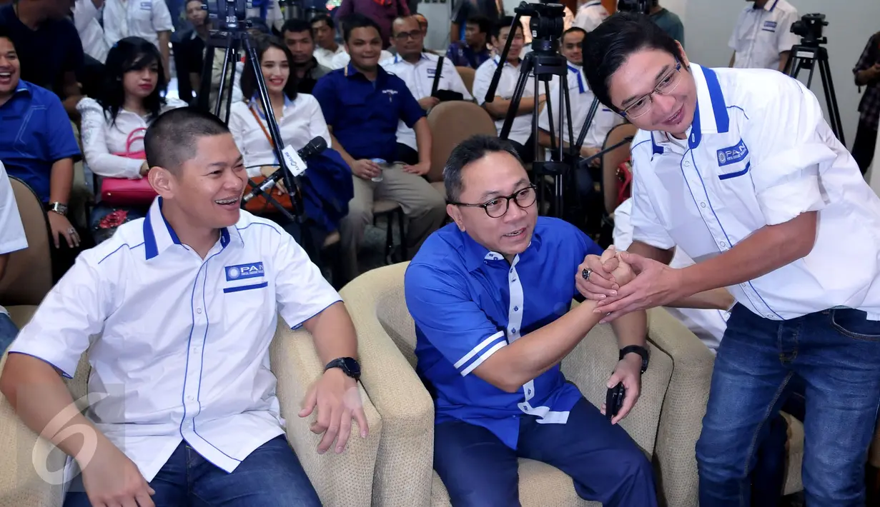 Zulkifli Hasan bersalaman dengan personil band Pasha Ungu saat pembukaan rangkaian HUT PAN ke-17 di Kantor DPP PAN, Jakarta, Kamis (23/07/2015). Sejumlah kegiatan diantaranya olahraga, lingkungan hidup, sosial, budaya, dan keagamaan. (Liputan6/JohanTallo)