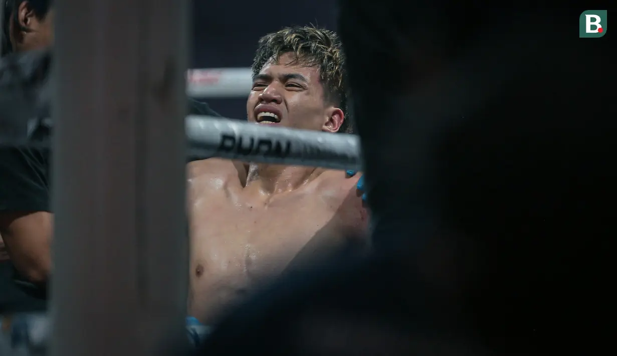 Petarung asal Malaysia, Kallens Barthez tampak kesasikan usai dijatuhkan oleh lawannya, Nelson Julianto dalam duel kelas 61 kilogram di ajang Byon Madness Vol. 4 yang digelar di Spike Air Dome, PIK 2, Jakarta, Sabtu (6/6/2026).