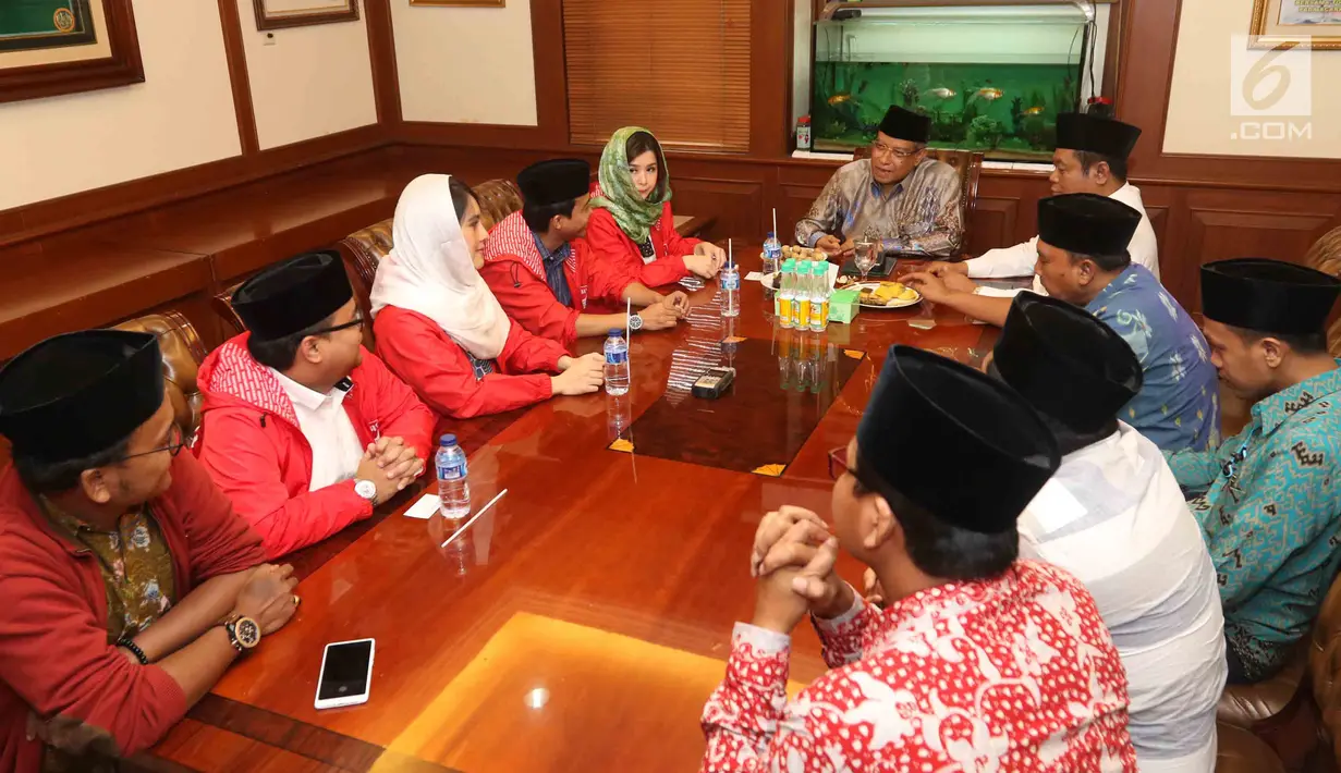 Ketua Umum PSI Grace Natalie bersama jajaran pengurus saat bertemu Ketua Umum PBNU, KH Said Aqil Siradj di Kantor PBNU, Jakarta, Senin (26/3). Dalam pertemuan tersebut PSI juga meminta masukan kepada Said Aqil. (Liputan6.com/Angga Yuniar)