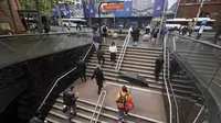 Komuter berjalan keluar dari stasiun kereta bawah tanah ketika orang-orang masuki pusat kota setelah lebih dari 100 hari lockdown di Sydney, Senin (11/10/2021). Lockdown Sydney akhirnya berakhir setelah hampir empat bulan lamanya kota terbesar di Australia itu ditutup. (AP Photo/Rick Rycroft)