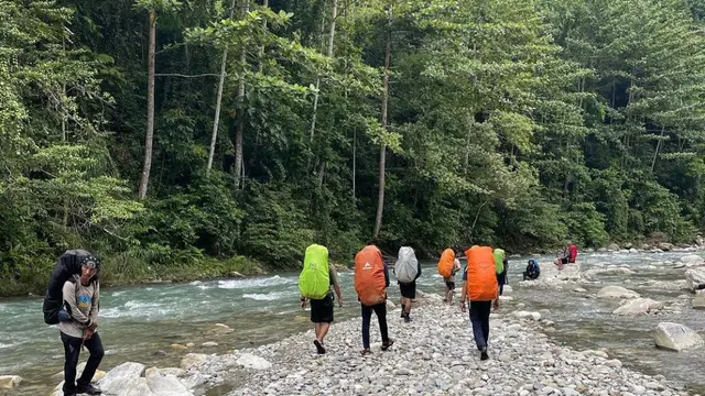 Para pendaki sedang menuju puncak Gunung Mekongga di Sulawesi Tenggara