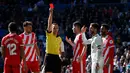 Wasit memberikan kartu merah kepada Sergio Ramos (dua kanan) saat Real Madrid menghadapi Girona dalam lanjutan La Liga di Stadion Santiago Bernabeu, Madrid, Spanyol, Minggu (17/2). Los Blancos kalah 1-2 dari Girona. (AP Photo/Andrea Comas)