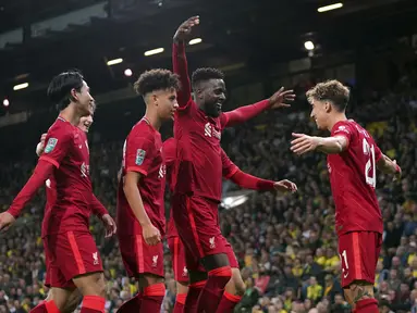 Penyerang Liverpool Divock Origi (tengah) bersama rekan setim merayakan gol yang dicetaknya ke gawang Norwich City pada babak ketiga Piala Liga Inggris di Carrow Road, Rabu (22/9/2021) dinihari WIB. Liverpool sukses menghajar Norwich City tiga gol tanpa balas di kandang lawan (Joe Giddens/PA via AP)