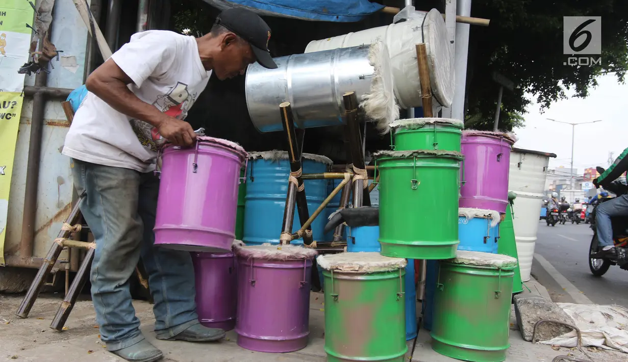 Penjual bedug menjajakan berbagai macam model bedug di Jalan KH Mas Mansyur, Tanah Abang, Jakarta, Kamis (31/5). Bedug tersebut dijual dengan kisaran harga Rp 150 ribu hingga Rp 3 juta rupiah. (Liputan6.com/Arya Manggala)