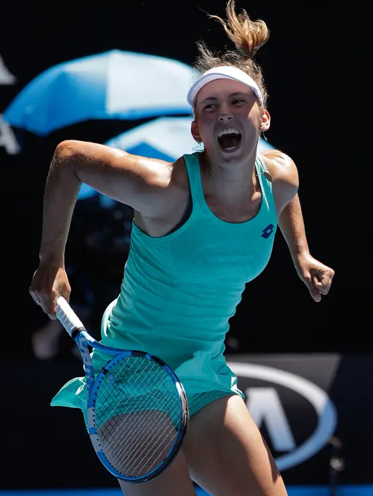 Petenis Belgia, Elise Mertens bersorak merayakan kemenangan atas petenis Ukraina Elina Svitolina di perempat final Australia Terbuka 2018, Selasa (23/1). Petenis non-unggulan itu menaklukkan Svitolina yang berstatus sebagai unggulan 4. (AP/Dita Alangkara)