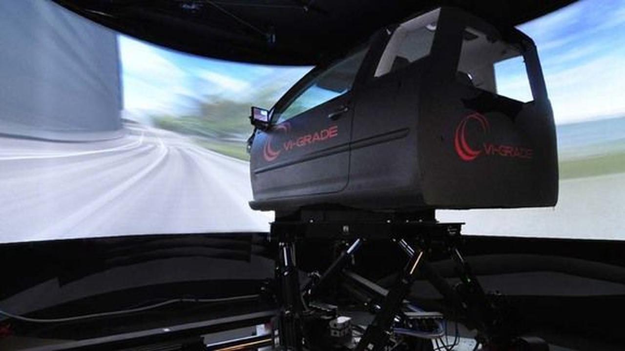Simulator mengemudi dinamik Grade VI