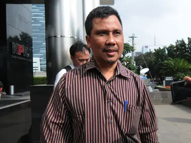 Sekretaris Daerah Provinsi (Sekdaprov) Kepri Tengku Said Arif Fadillah berjalan keluar usai diperiksa oleh penyidik di gedung KPK, Jakarta, Senin (21/5). (Merdeka.com/Dwi Narwoko)