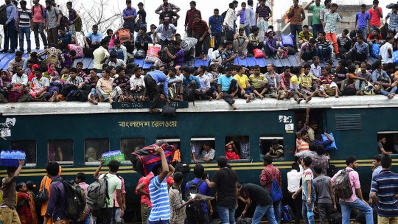 Parahnya mudik di Bangladesh, ibu-ibu nekat naik atap kereta