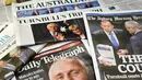 Wajah Perdana Menteri baru Malcolm Turnbull tampil di sejumlah surat kabar di Sydney, Australia, Selasa (15/9). Turnbull berhasil mengalahkan Tony Abbott dalam pemungutan suara kepemimpinan Liberal di Gedung Parlemen di Canberra. (AFP PHOTO/William West)