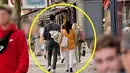 <p>Shin Min Ah dan Kim Woo Bin jalan berdampingan. (Foto: @ixww99 on Weibo via Allkpop)</p>