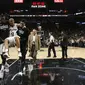 Guard San Antonio Spurs Tony Parker (9) ditandu keluar lapangan akibat cedera pada game kedua semifinal Wilayah Barat play-off NBA melawan Houston Rockets, Kamis (4/5/2017) pagi WIB. (AP Photo/Karen Warren)